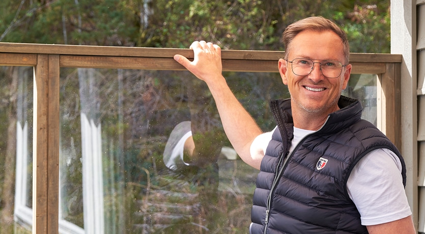 Smilende Halvor Bakke foran levegg i MøreRoyal grå.