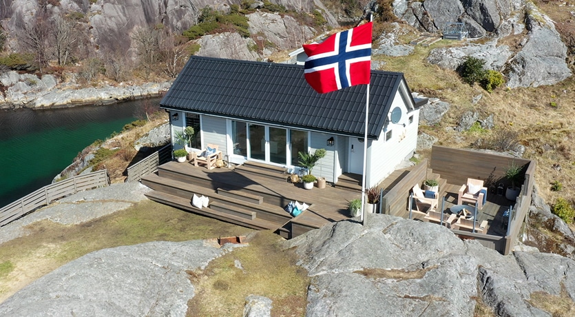 Eventyrlig oppussing, episode 3, sesong 7. Oversiktsfoto av ferdig oppusset hytte. Drone.