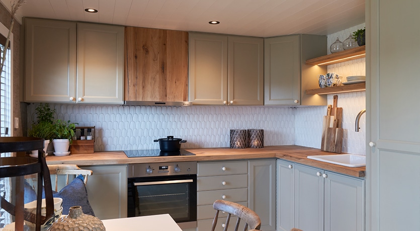 Eventyrlig oppussing, episode 3, sesong 7. Interiørfoto av kjøkken i natur og dus grønn.