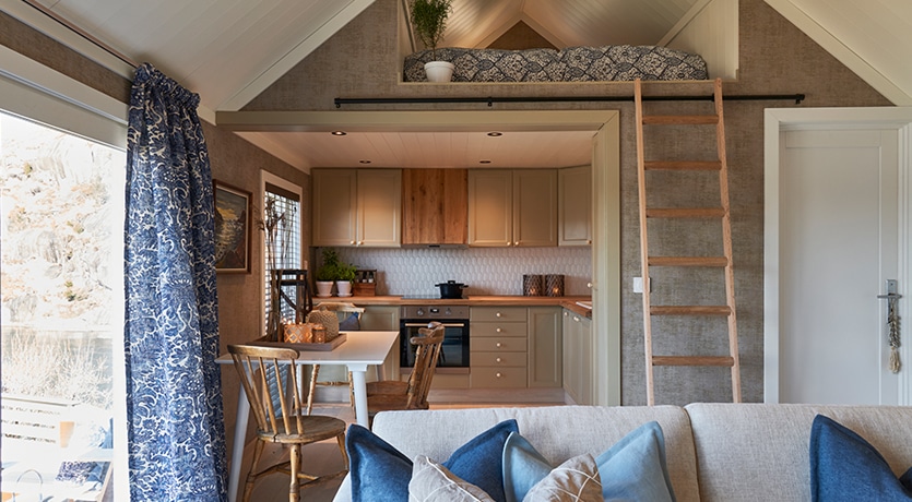 Eventyrlig oppussing, episode 3, sesong 7. Interiørfoto fra stue mot kjøkken. Hems.