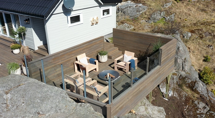 Eventyrlig oppussing, episode 3, sesong 7. Oversiktsfoto av ferdig oppusset hytte. Drone. Uteområde i fokus.