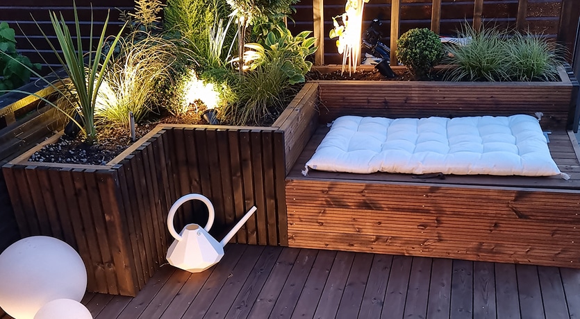 Foto av levegg / plantekasse og sittebenk i MøreRoyal. Kombinasjon av brun og setersvart.