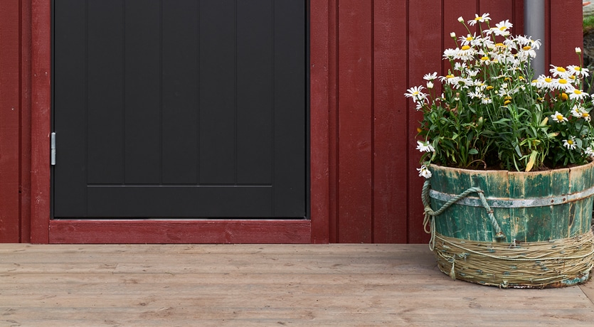 Eventyrlig Oppussing - Sommarøy - Nærbilde av inngangsdør med terrasse i MøreRoyal.