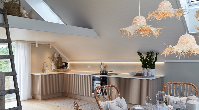 Eventyrlig Oppussing - Sommarøy - Kjøkkenkrok i lyse toner.