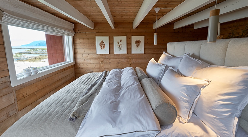 Eventyrlig Oppussing - Sommarøy - Soverom med lyse, duse tekstiler.