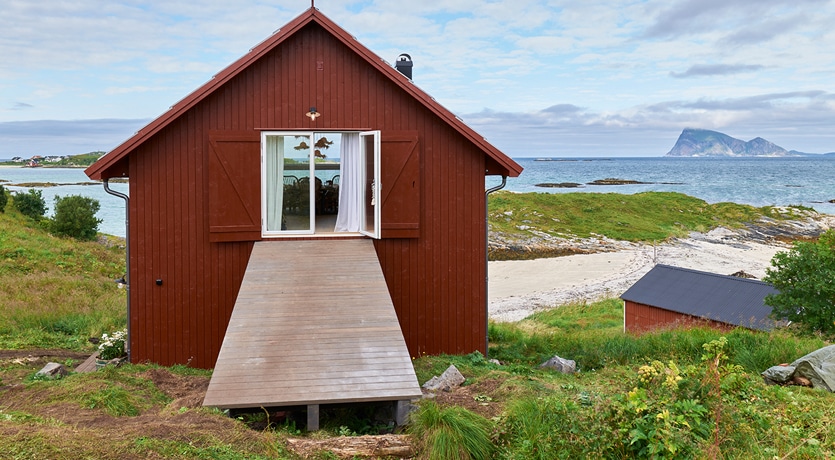 Eventyrlig Oppussing - Sommarøy - Oversiktsfoto. Rød låve med låvebro i MøreRoyal.