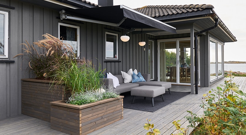 Eventyrlig Oppussing - Nevlunghavn. Plantekasser i MøreRoyal grå på terrassen.