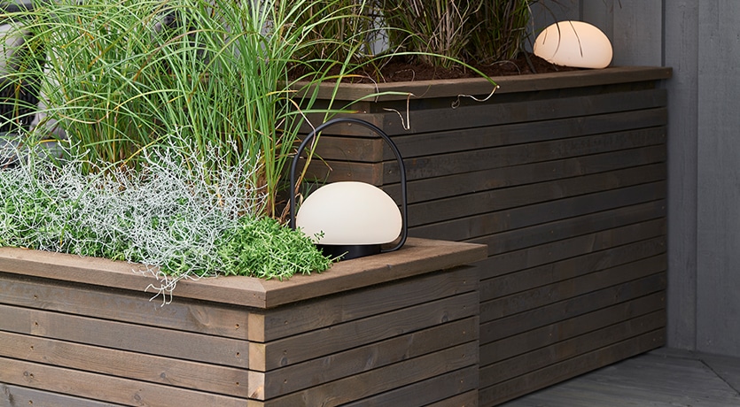 Eventyrlig Oppussing - Nevlunghavn. Plantekasser i MøreRoyal grå. Close-up.