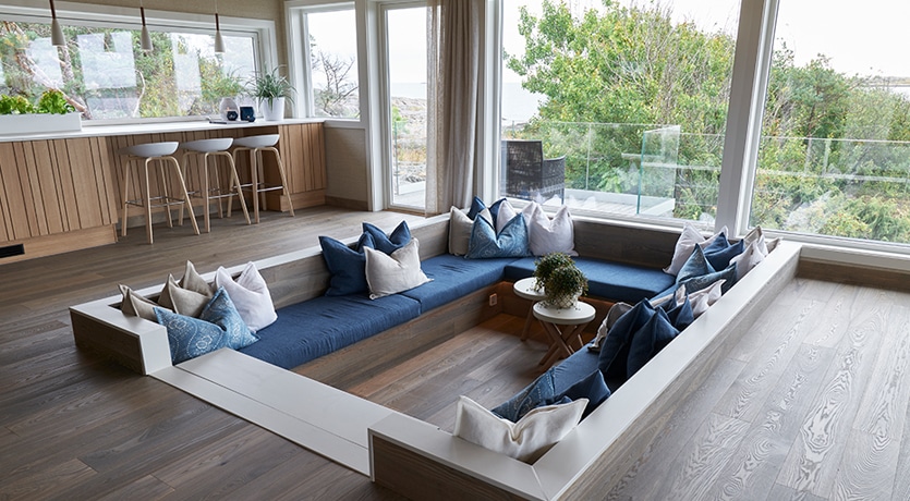 Eventyrlig Oppussing - Nevlunghavn. Stue med nedfelt sone for sosiale samlinger. Duse, naturlige farger kombinert med blått.