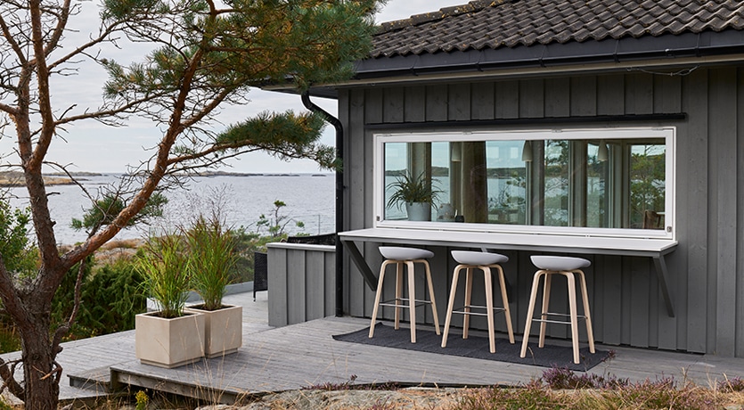 Eventyrlig Oppussing - Nevlunghavn. Ferdig oppusset uteområde med nye vinduer og barløsning.