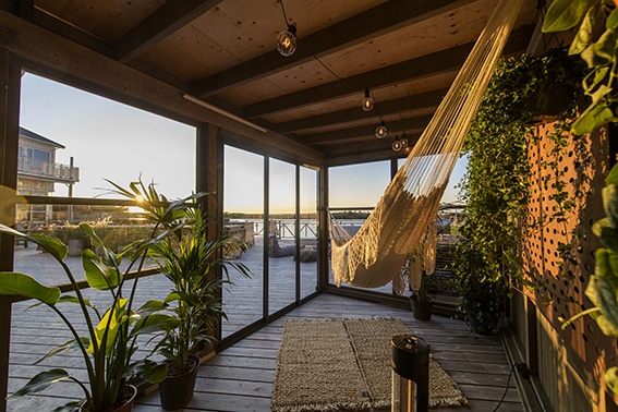 Foto inne i hagestuen fra Hver gang vi møtes. Hengekøye i fokus.