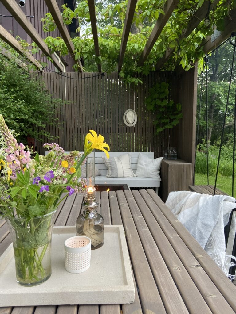 Hana Alendar og samboer Stian sine egne prosjekter - MøreRoyal pergola og spisebord.