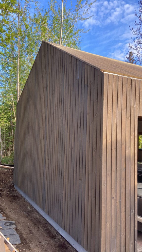 Hana Alendar og samboer Stians garasje med MøreRoyal Concise kledning og tretak