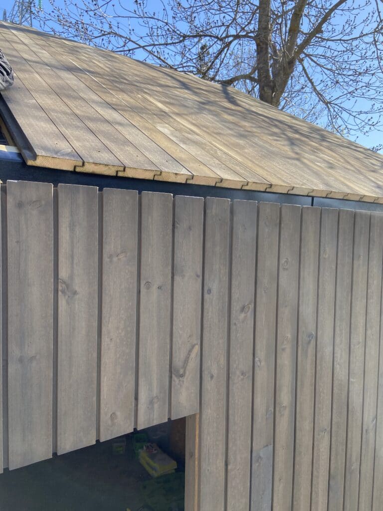 Garasje med MøreRoyal Concise kledning og tretak med skjulte takrenner