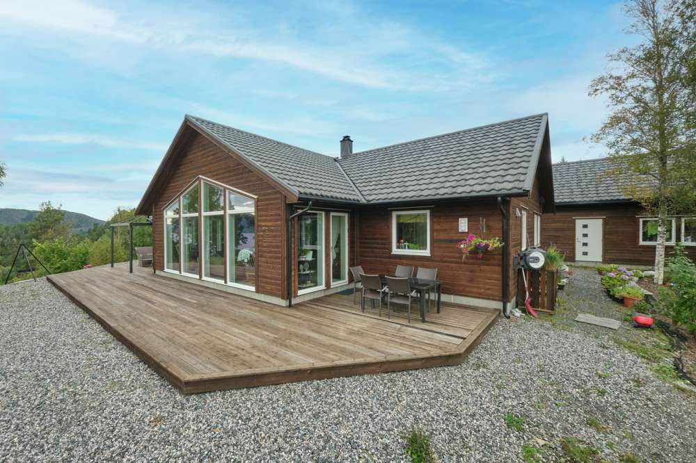 Enebolig med kledning i landlige omgivelser.