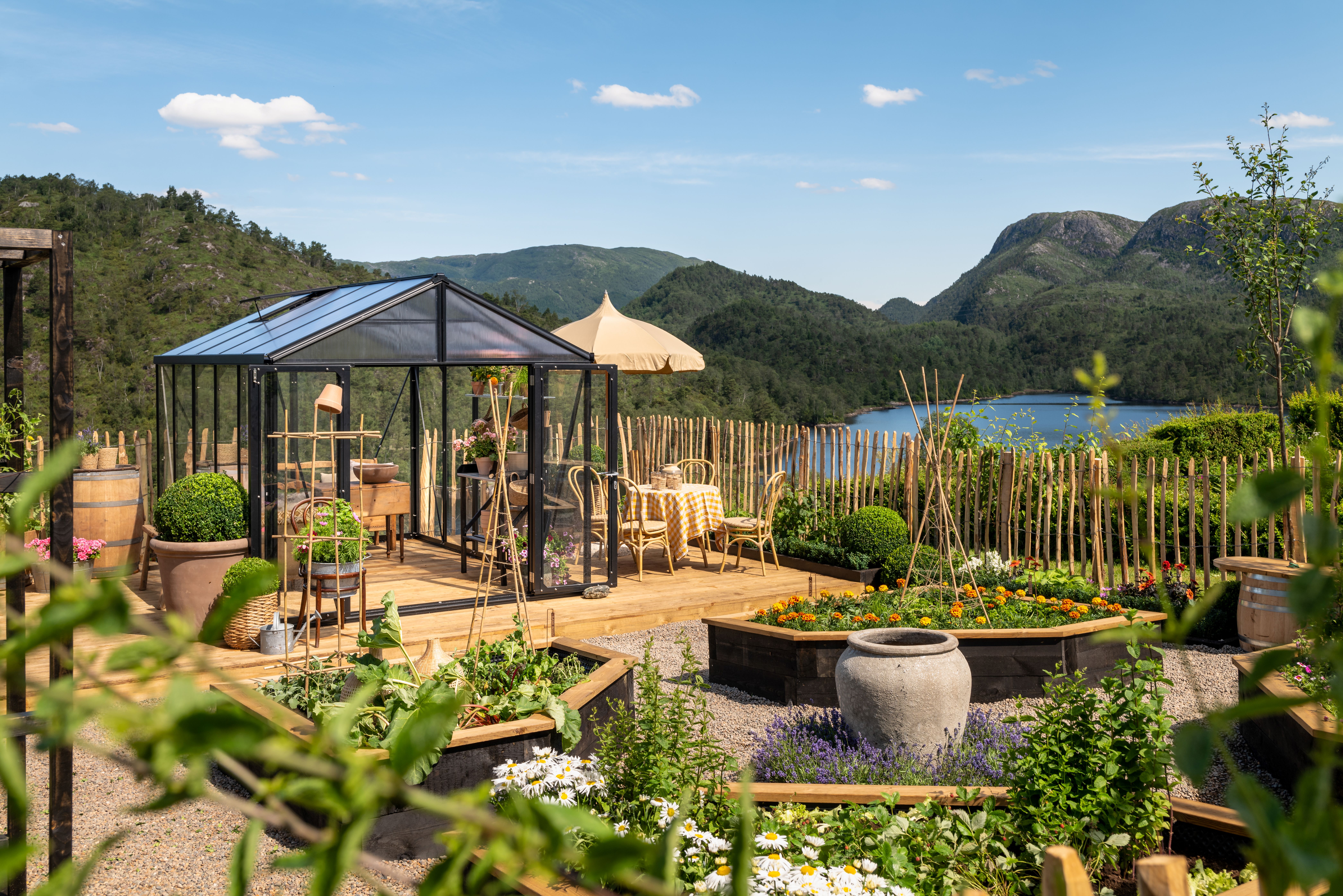 Tid for hage - episode 1 2023 - britiskinspirert hage med MøreRoyal terrasse, drivhus og bugnende blomsterkasser.